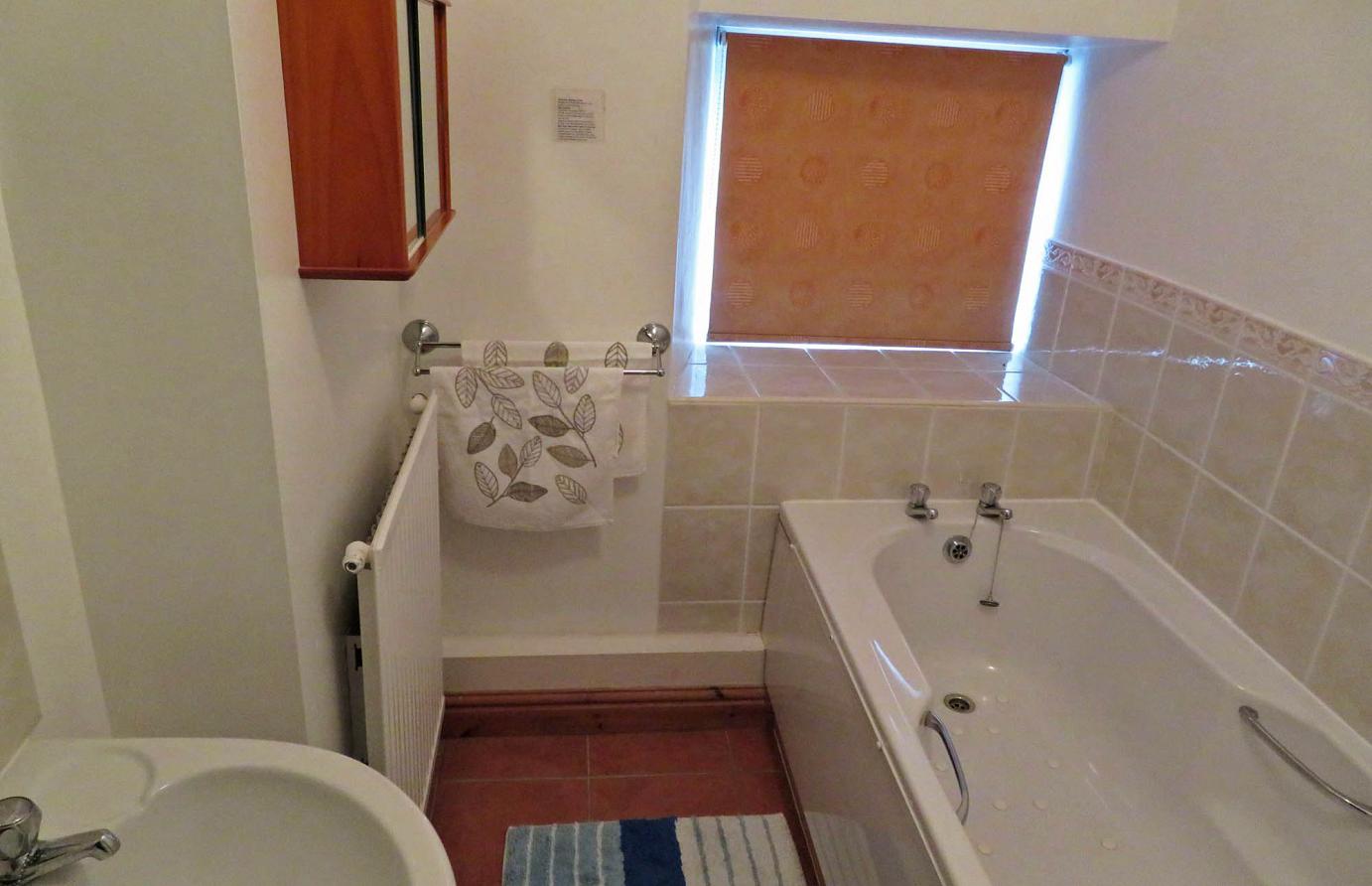 Caernarfon cottage bathroom